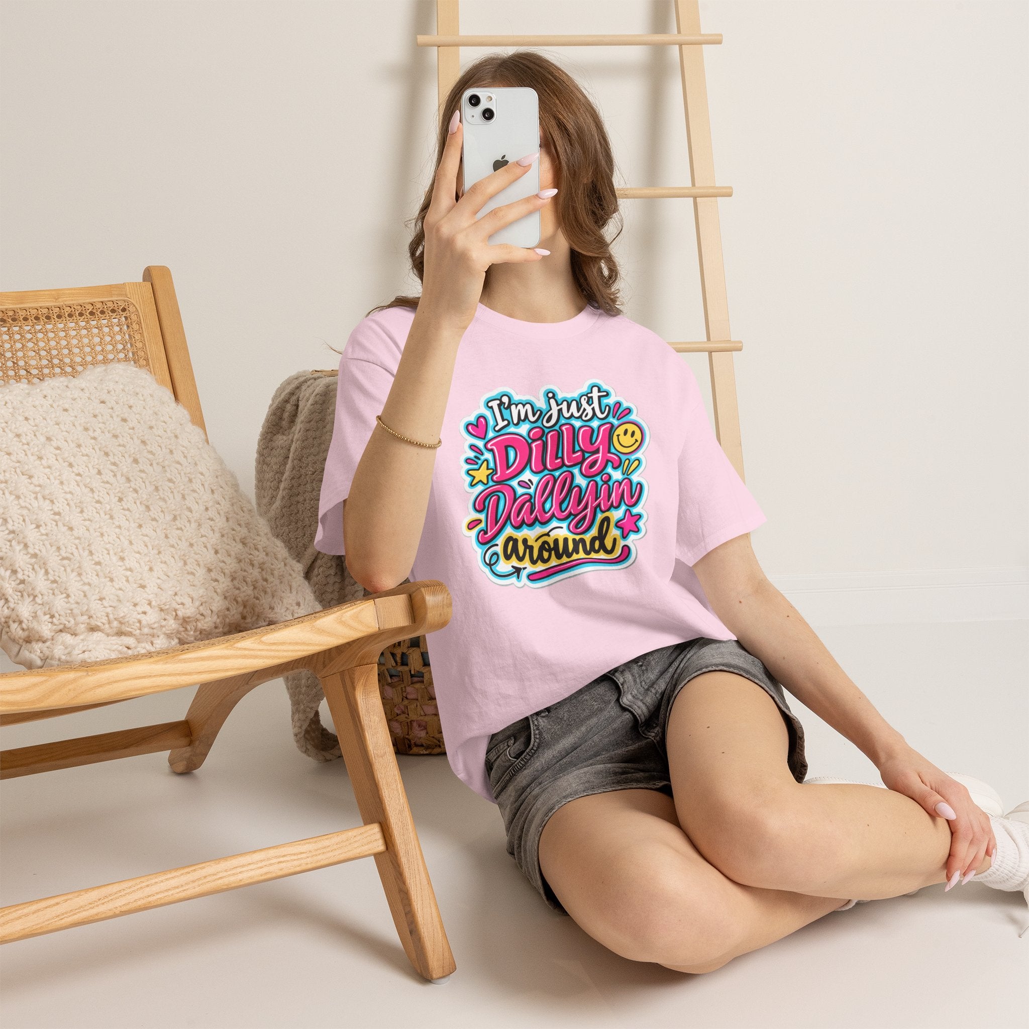 I'm Just Dilly Dallyin Around T-Shirt | Retro Smiley Script Tee