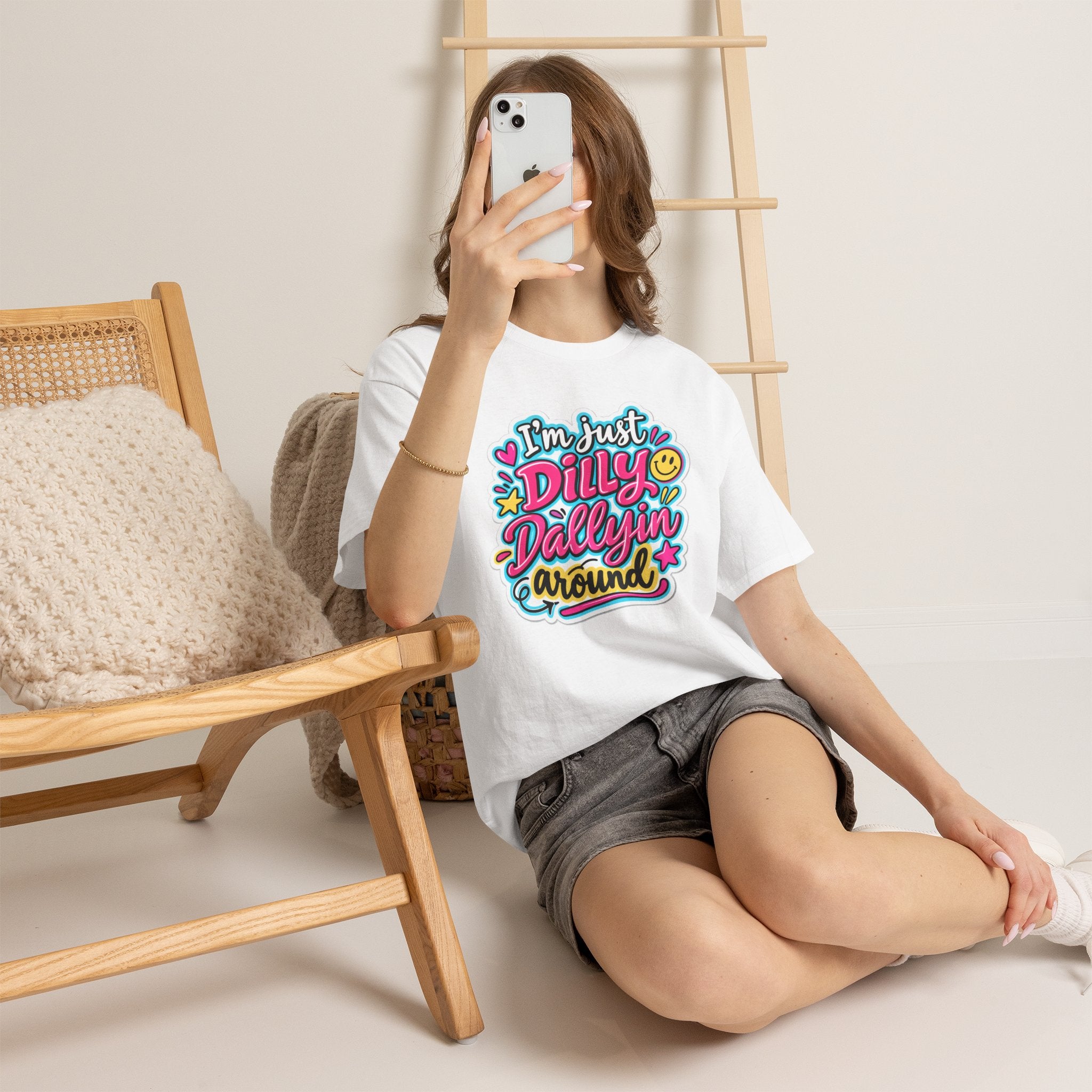 I'm Just Dilly Dallyin Around T-Shirt | Retro Smiley Script Tee