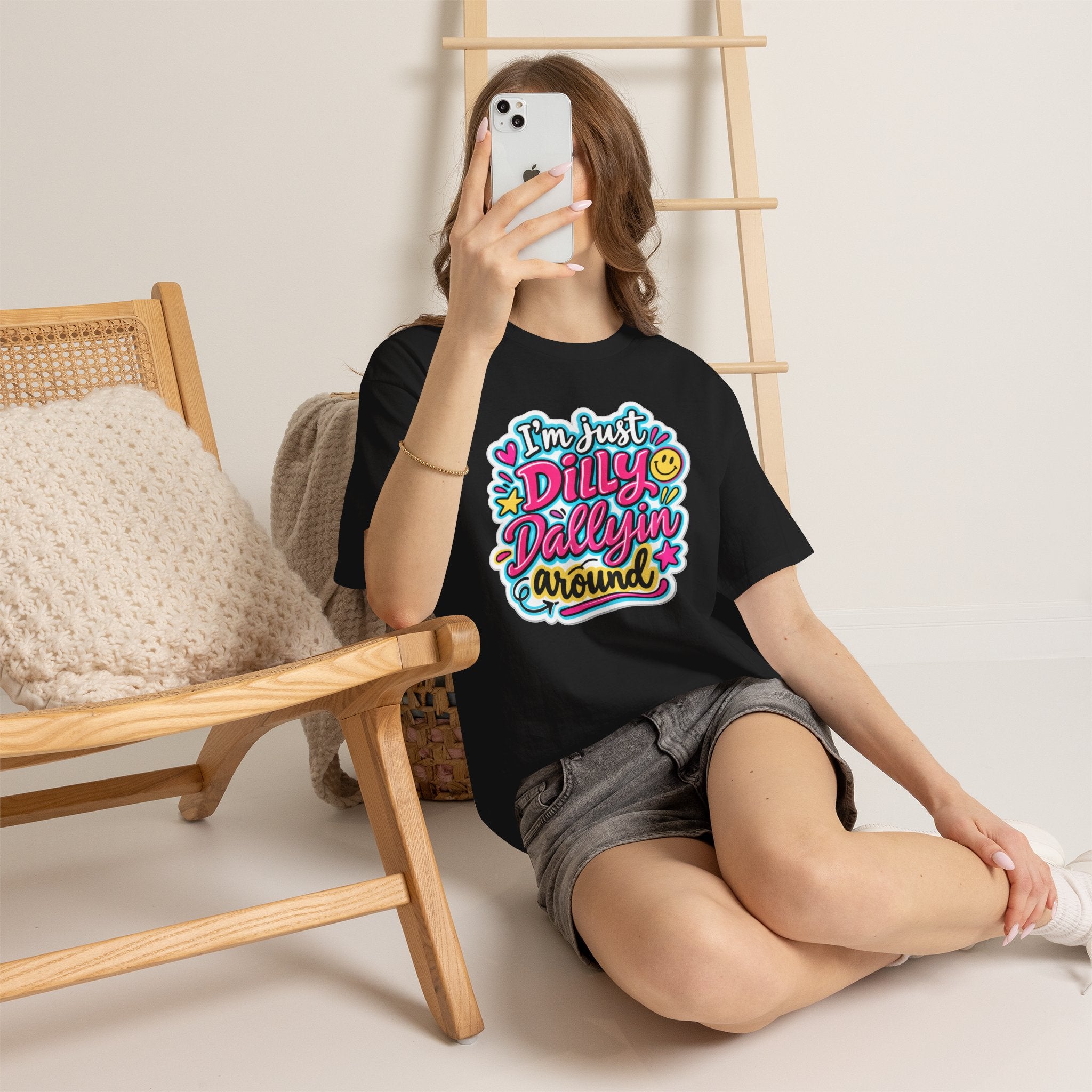 I'm Just Dilly Dallyin Around T-Shirt | Retro Smiley Script Tee
