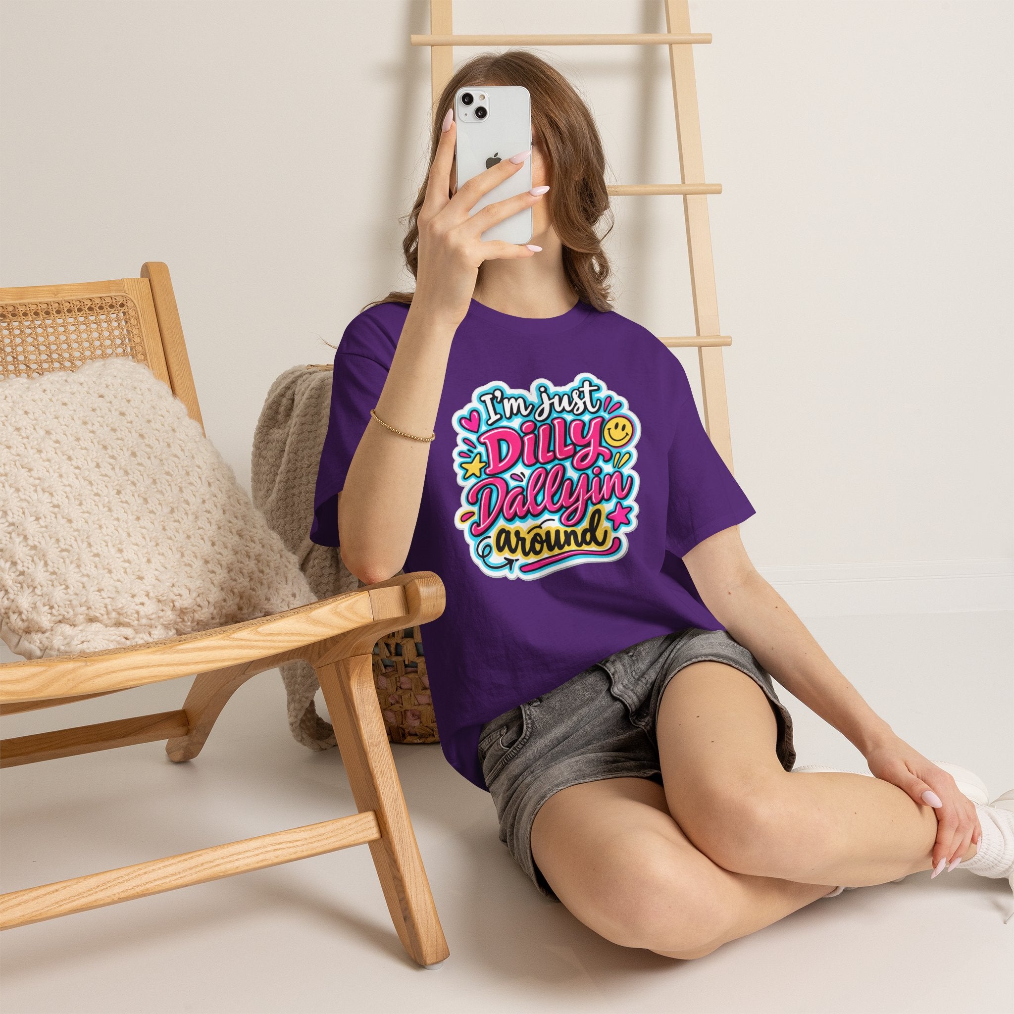 I'm Just Dilly Dallyin Around T-Shirt | Retro Smiley Script Tee